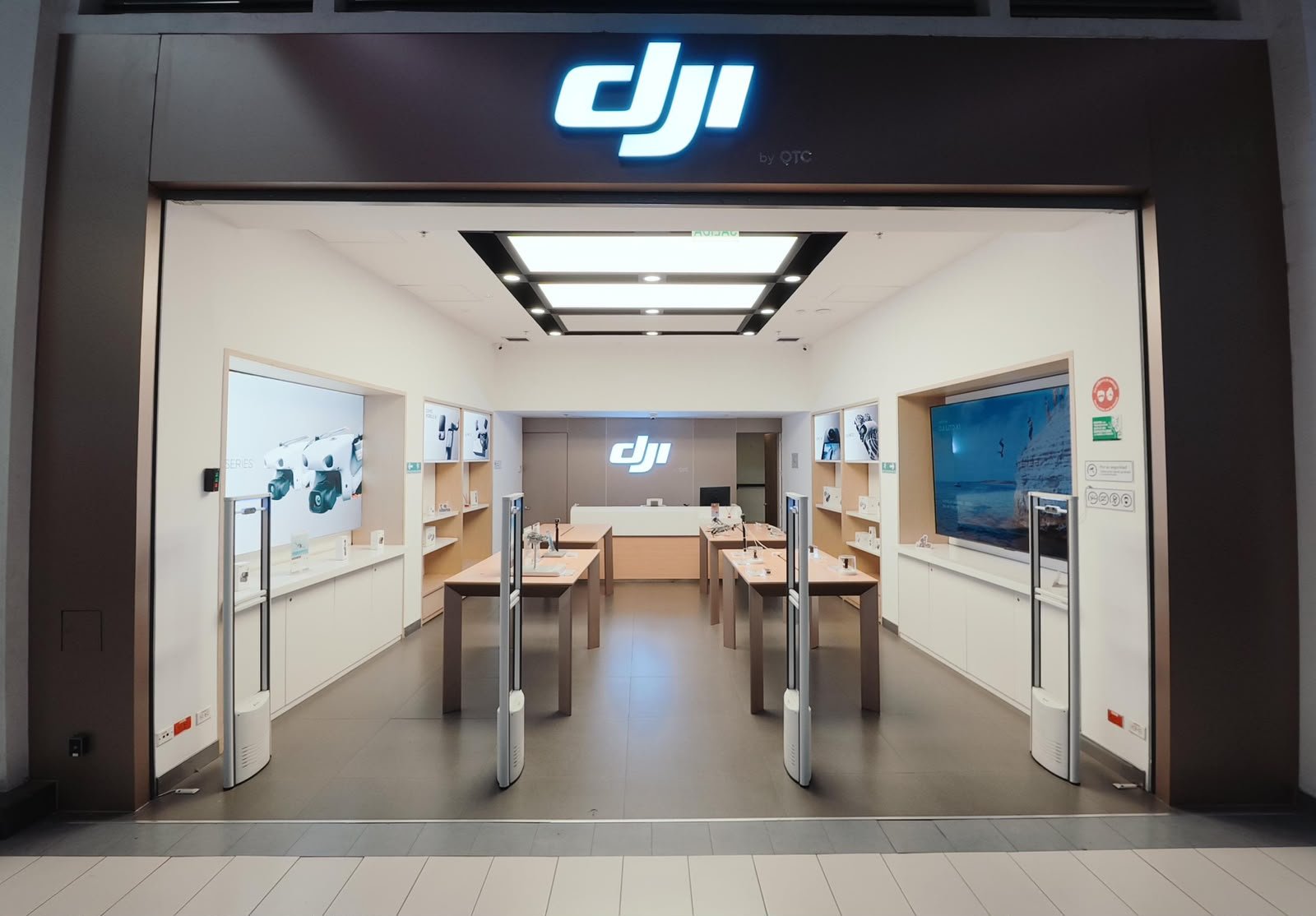 Interior de DJI Mall Plaza