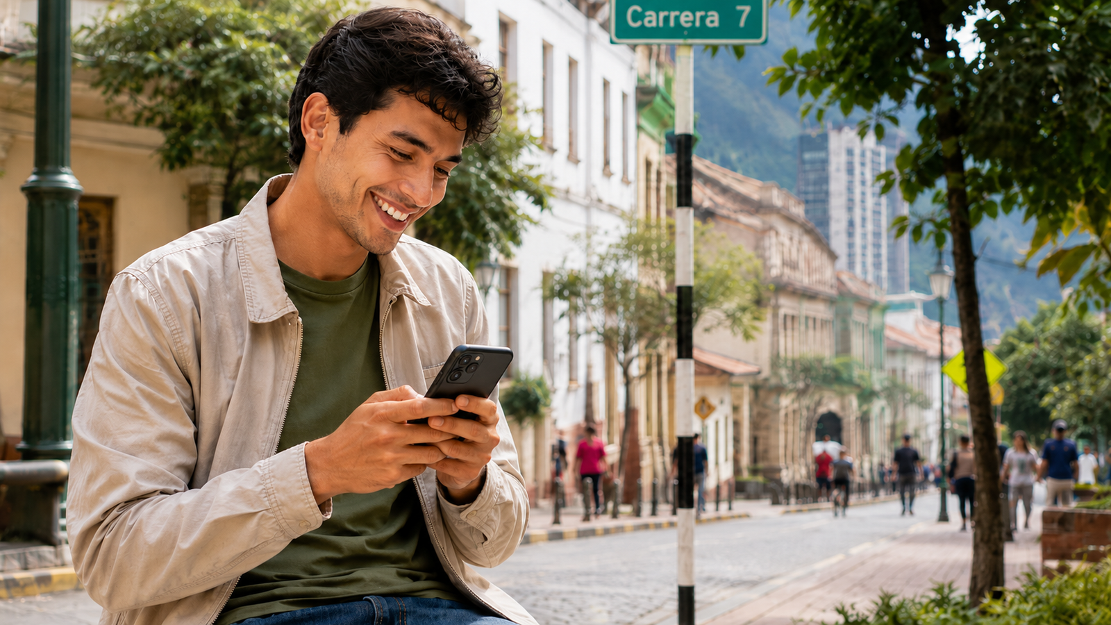 Asesor atendiendo una consulta por celular